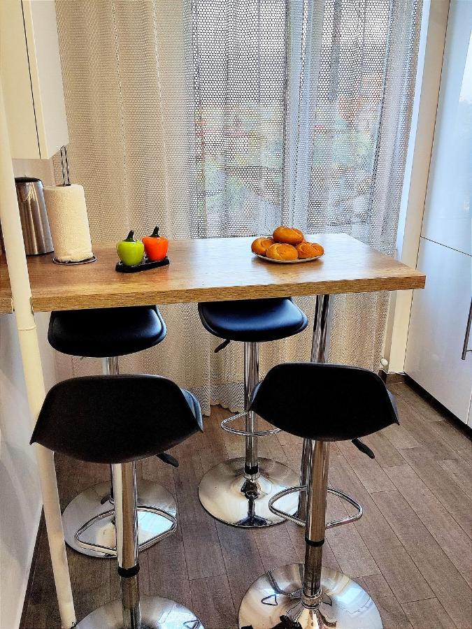Apartment 2br+living Downtown